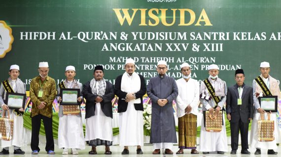 Ustadz Adi Hidayat Beri Hadiah Umroh kepada 14 Wisudawan/wati Ma’had Tahfidh beserta Walinya